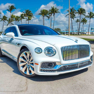 Alugue um Bentley Flying Spur Azure de luxo em Miami