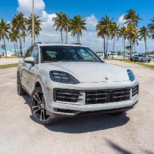 Aluguel de Porsche Cayenne de luxo cinza em Miami